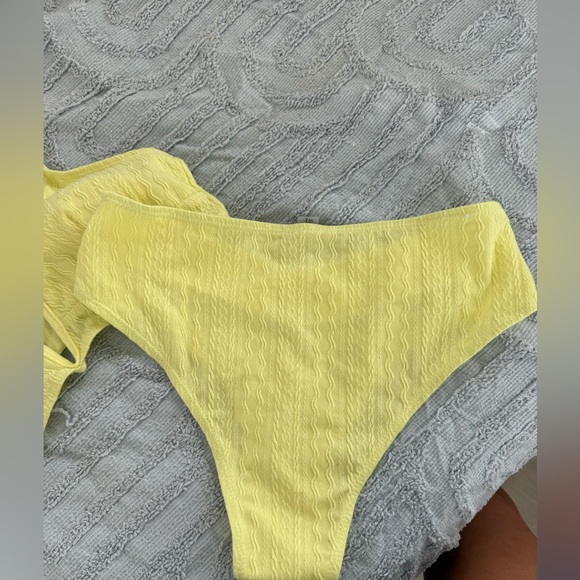 Bikini - Picture 2 of 2